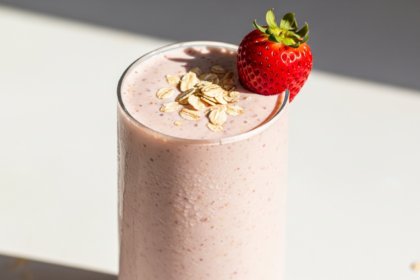 Creamy Strawberry Oatmeal Shake