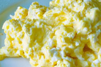 Fluffy Cottage Cheese Scrambled Eggs: A Protein-Packed Delight